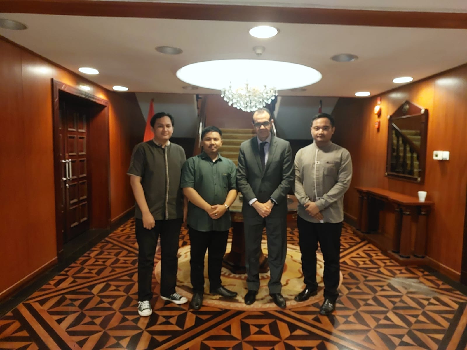 Presiden PPMI Mesir (Rahmat Iqbal) bersama Wakil Duta Besar Mesir untuk Indonesia