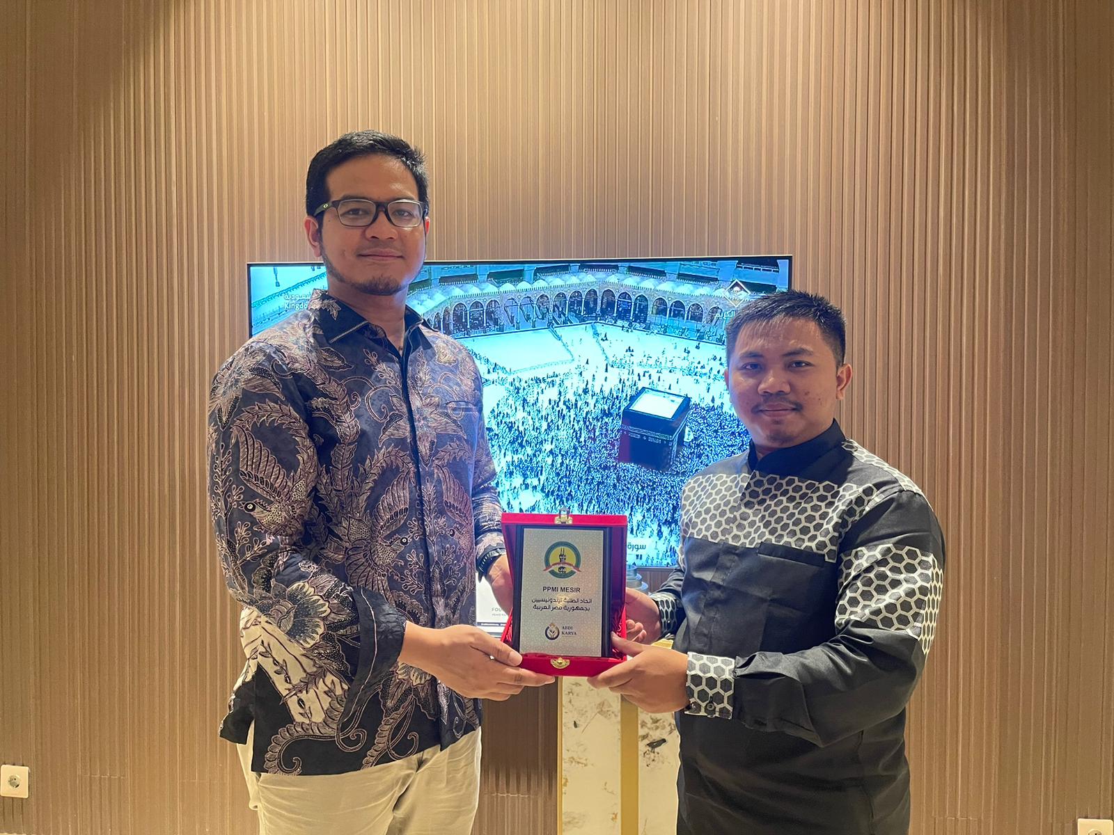 Rahmat Iqbal (Presiden PPMI Mesir 2023-2024) dan Pangeran Arsyad Ihsanul Haq (Presiden PPMI Mesir 2017-2018)